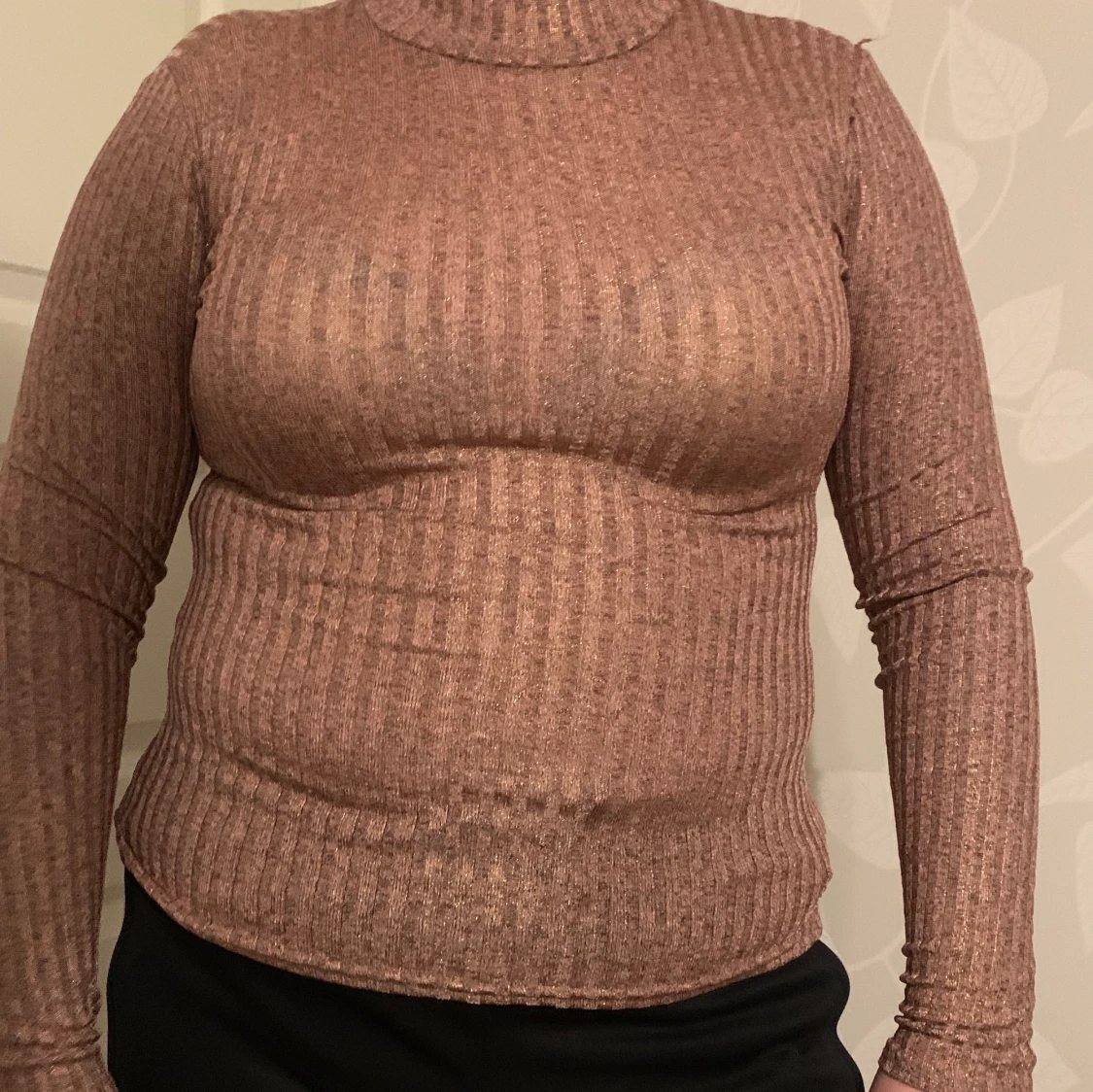 Glittrig rosa polotröja 