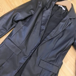 Läderimitation jacka  - Jacka/kavaj. Är ett tjockare material så funkar på våren. Är i fint skick (följer med ett läderband att knyta med i midjan). För bilder på kom privat❤️. Tror jag köpte den för 600-800 för någon månad sen men är helt slutsåld nu