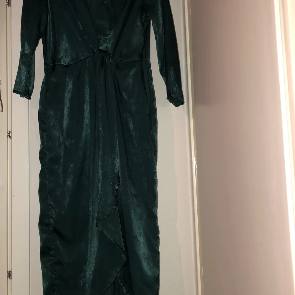 Mörkgrön silk klänning i strl 36. . Klänningar.