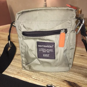 Marimekko väska - Marimekko axelväska knappt använd så i fint skick! I färgen beige. Mindre modell. Nypris: 750kr! Slitstarkmaterial.