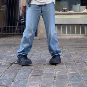Stora Jeans - Skiiitnajs pösiga/baggy jeans. Lite tecken på användning finns, bild på det kan skickas. Dom sitter bra på mig i längd (162cm) och midja (83cm). Frakt info står i bion 💕