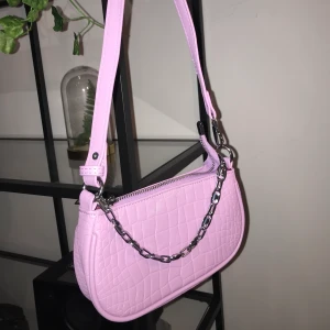 Väska - Söt lila väska som aldrig blivit använd, frakten ingår i priset