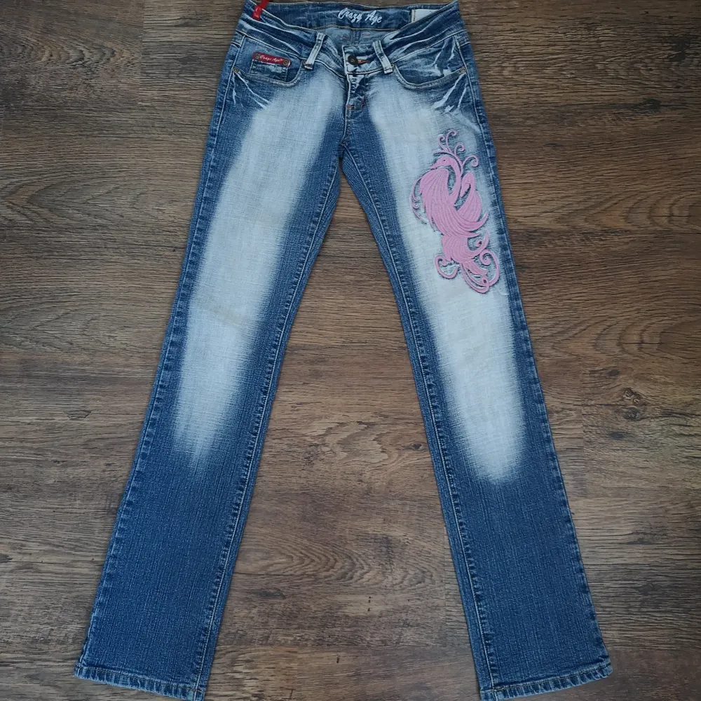 Lägger upp igen pga oseriös säljare!! Coola lågmidjade  jeans från märket crazy age. Rosa fina detaljer med pärlor.  Jeansen är i fint begagnat skick. 👖Bud från 150 kr. Jag har mätt jeansen på golvet. (Beninnerlängd: 79 cm) (Midjemått sida till sida:31 cm)  (De är inte i min storlek så jag kan tyvärr inte visa hur de ser ut på :/)  Jag tar Swish 🌸. Jeans & Byxor.