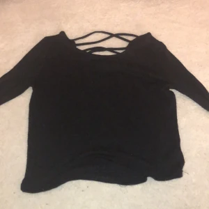 Långärmad från H&M Strl M - Långärmad svart tröja med öppning bak Strl M från H&M. Köparen står för frakt 