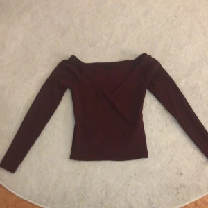 Urringningad långärmad Strl M - Urringningad långärmad fårn ginatricot Strl M, använd 2 gånger. Köparen står för frakt 