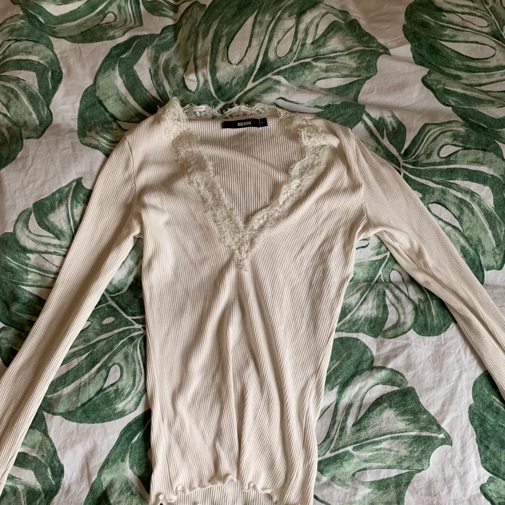 Det här är en vit ribbad långärmad tröja med vågiga ärmar och kant. Jätteskönt material och stretchigt så passar säkert någon lite större än jag. Frakt är inte inräknad. Toppar.