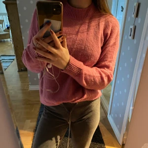 Rosa tröja - En jättefin rosa tröja köpt på Carlings för ca 1 år sedan