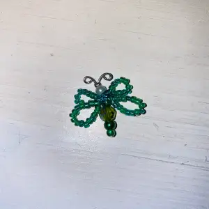 En grön trollslända, handgjord, nyckelring (nyckelringen sätter jag fast innan den skickas) ca 2,5 cm. 
