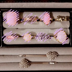 ringar - Ringar♡ 1~20kr 🥰  De silvriga hårklämmorna: 1~15, eller båda för 25. 🌸FÖRST TILL KVARN🌸 Skriv i kommentarer för frågor och skriv till mig för att {köpa direkt}. Storlek 7, 7,5-M✨ De överstrukna är sålda! ✨ Den guldiga fågelringen och hårklämmorna är kvar!✨