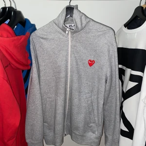 Cdg tröja - Nu tänker jag sälja min nästintill oanvända zip tröja.. säljer den då den inte riktigt är min stil.. Storleken är L men kan även passa medium. Tröjan är riktigt skön med fickor på framsidan. Givets inkluderas kvittot! 🧾 Nypris är ca 2200kr Lyssnar på bud 