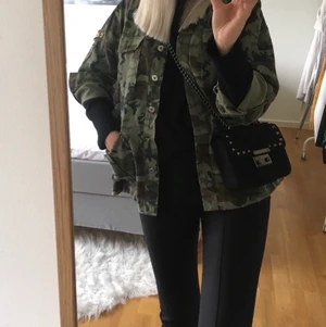 Fin militärjacka - Köpt i en butik i Göteborg. Fint skick. Oversized i modellen