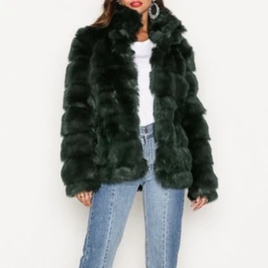 Grön päls jacka  - Helt oanvänd pälsjacka från Nelly, super snygg färg och bra kvalitet, säljer för 349 kr. Kan skicka men köparen står för frakten. 💚 storlek 34, men skulle snarare påstå att det är en 36/38 