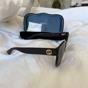 Supersnygga svarta solglasögon från Gucci. Inköpta på flygplatsen i Budapest 2018, säljes då de tyvärr inte kommer till användning... Använt väldigt få gånger så de är i så fint skick, helt utan repor!