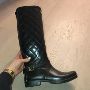 Barbour stövlar - Säljer mina barbour stövlar i storlek 37/38. Använda ett fåtal gånger och funkar lika bra till regn som till vardags. 