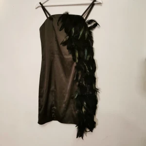 B.Young klänning s.36 - B.Young Klänning med fjädrar.  Stretchig, fodrad, med ställningsbara band som kan tas bort. Size 36