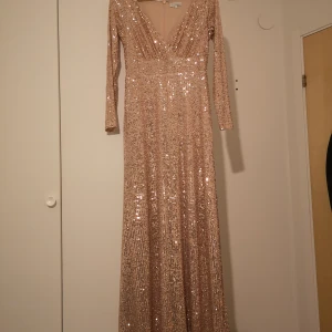 klänning  - En paljett guld klänning i Storlek S använd en gång i några timmar endast. Köpte den för ny pris  1299 