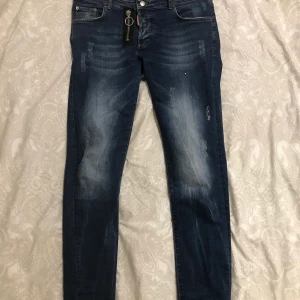 Daquared2 jeans - Dsquared2 jeans i storlek 50. Köpta i Italien för ungefär ett år sedan. De har tvättats ungefär 2 gånger. Om du har fler frågor eller vill ha fler bilder skicka privat. Pris går att diskutera 