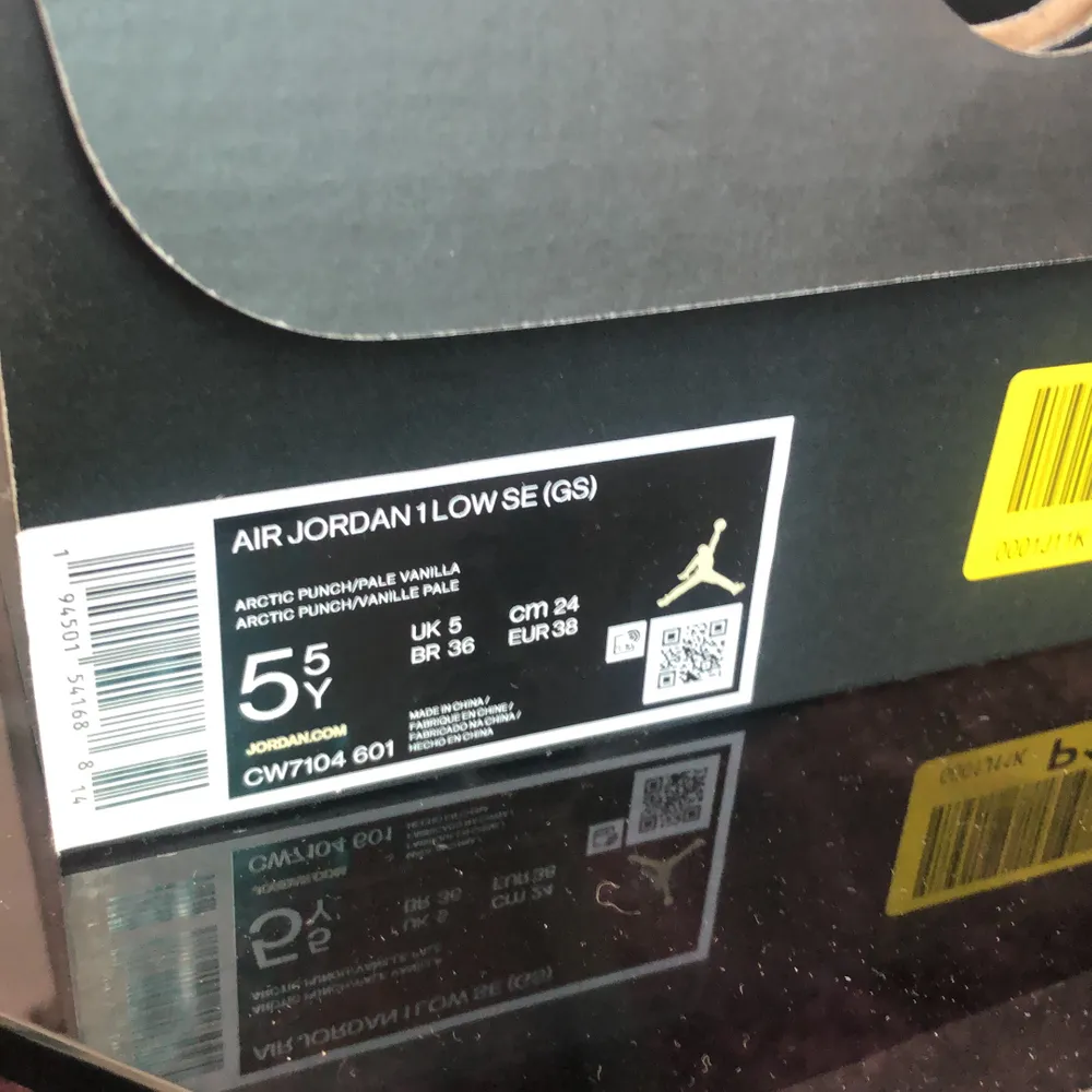 Säljer dessa grymt snygga Jordan 1 low. Dom är helt nya och det finns kvitto/orderbekräftelse om om vill se😊 dom är i storlek 38. Skor.