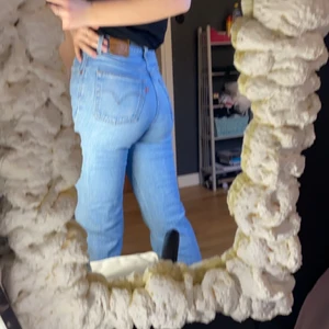 Levi’s jeans  - Säljer ett par levis jeans i modellen RIBCAGE STRAIGHT. Använt jeansen väldigt mycket under vissa perioder men nu har de bara legat och tagit plats. Byxorna har 3 små oljefläckar. Skriv privat för fler bilder.