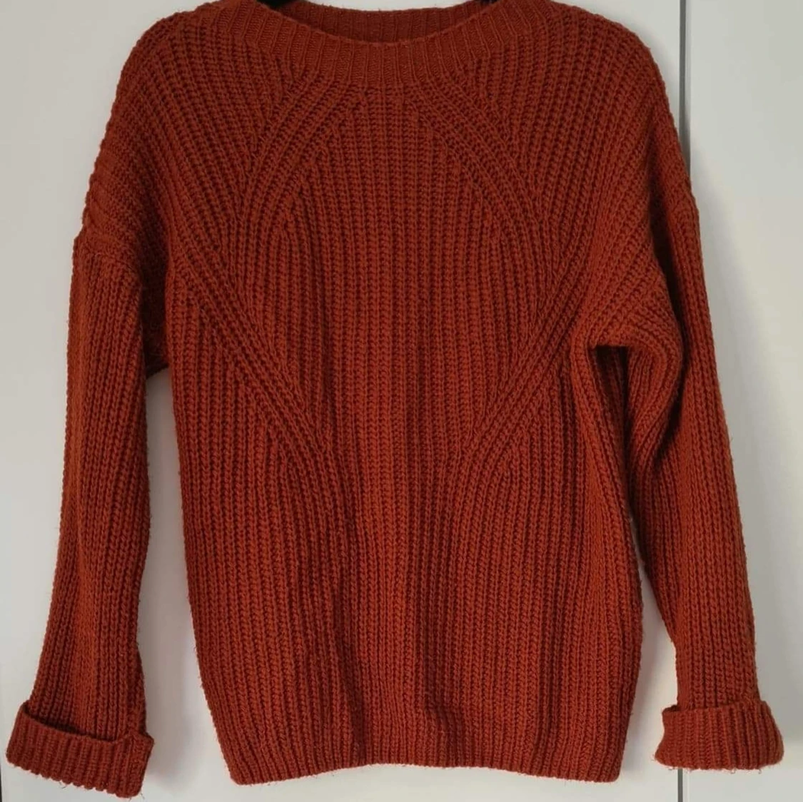 Stickad tröja i rostrött