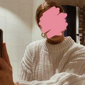 Stickad tröja  - Säljer denna kabelstickade tröjan från hm. Den har även vida armar. Skjukt mysig när det är kallt🙏🏻. Pris kan diskuteras vid snabb affär.