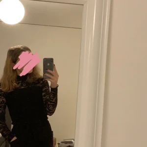 Party topp - Säljer denna coola topp som har som blommönster som är genomskinligt. Även cool detalj med polokragen som även den är i samma material. 