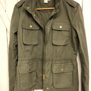 Jacka från Zara - Fin kakijacka från Zara . Lite använd och i bra skick 