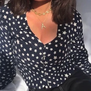 Stjärnblus - Säljer en mörkblå stjärnblus från zara i storlek m! Lånad bild, men säljer exakt samma blus (fråga om mer bilder). Knappt använd!! ⚡️⚡️⚡️🌏