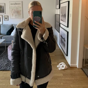 Mörkbrun jacka 🤎 - Jacka från bershka i storlek xs/s. Väldigt varm så den funkar även att ha som vinterjacka. 🤎 kan hämtas i Örebro annars fraktar jag den. 