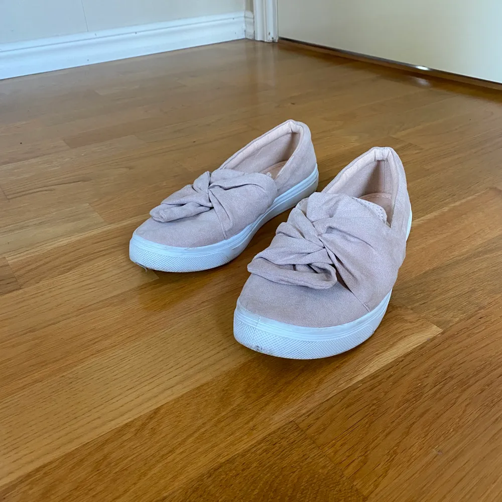 Jättefina låga sneakers i beige. Använda ett fåtal gånger. Köparen står för frakten och kan välja frakt själv.. Skor.