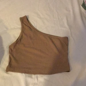 Jättefin topp - En helt ny jättefin topp som är så fin nu till höst💗säljer då den är förstor för mig☺️den är i storlek xs men skulle säga att den är i storlek s/m✨pris kan diskuteras😃(endast testad)