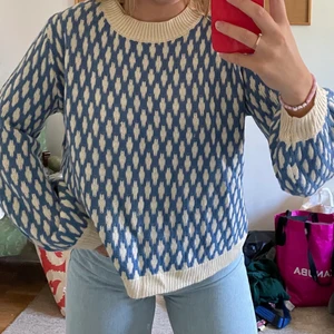 Tröja  - Säljer min stickade tröja i blå och vit/beige.. offwhite 