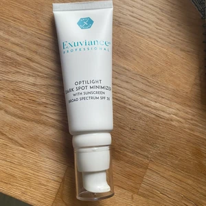 Exuviance optilight Sark spot minimazer  - Exuviance optilight Sark spot minimazer spf 35. Nyskick endast prövad