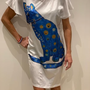 Vit silkes klänning  - Helt ny oanvänd äkta vit silkes klänning buren av Agneta feltskog från ABBA!🤍💙 Klänningen är köpt på ABBA museum! (Bälte ingår)