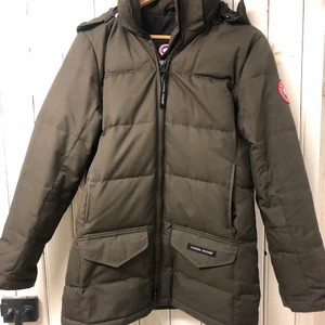 Vinter jacka Canada goose - Snygg vinterjacka Canada Goose med luva. Storlek s/m