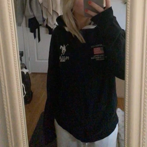 Zip up hoodie från Ralph Lauren - Mysig zip up hoodie från Ralph Lauren! Den är marinblå men väldigt nära svart i färgen. Den är i bra kavlité förutom att dragkedjan är lite trasig men den funkar! Sitter oversized på mig som vanligtvis har XS/S så passar även M