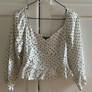 Prickig blus  - Vit, super söt blus med svarta prickar. Använd endast en gång 