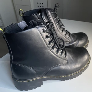 Skor/stövlar  - Säljer dessa super snygga dr martens liknande skor då dom tyvärr blivit för små för mig😫😫 Storleken är 36 men skulle säga att dom även passar 37!💕 Har små repor på tippen av skon men de är knappt synligt🤩 Annars super snygga och perfekta nu till hösten och vintern!!!⚡️⚡️ Hör av dig vid fler frågor eller intresse❤️