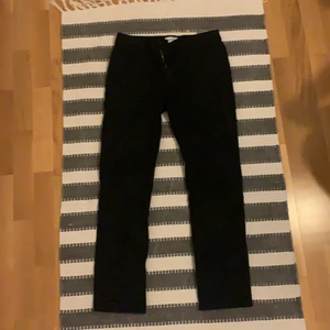 Svart moul1 chinos - Svart moul1 chinos i storlek 29. Ganska korta, dock är jag ganska lång så passar säkert många. Jag är 186cm. Nypris 700kr