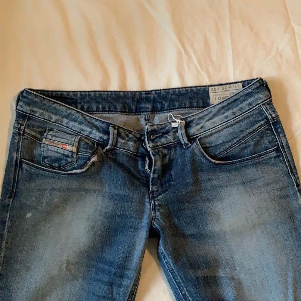 Skitsnygga lågmidjade disel jeans bootcut som tyvärr blivit för små för mig😭😫Köparen står för frakten 💞❤️‍🔥 Säg till om fler bilder 😘✨😻. Jeans & Byxor.