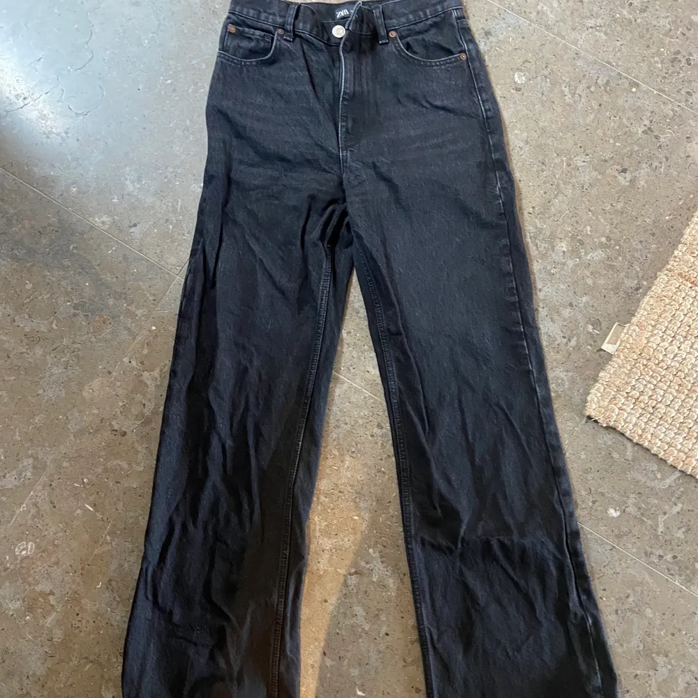 Zaras populära 90 full length jeans i svart. Dem är nytvättade på bilden, därav att dem ser skrynkliga ut. Samt att dem är mörkare i verkligheten (då är dem verkligen svarta, men svårt att få med det på bild) EJ SÅLDA ☺️. Jeans & Byxor.