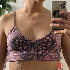 Lila topp - Lila blommig topp, med snörning i ryggen. Storlek M