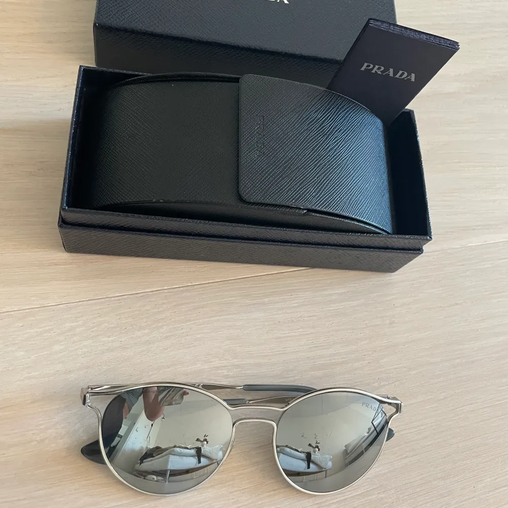 Super coola Solglasögon från Prada köpta från Zalando. Finns mejl från köpet. Äkta såklart. Silver färg. Använda, små repor på glaset. Näs skyddet är borta, man kan köpa en ny o sätta fast på någon solglasögon butik, kostar inte mycket. Ord pris 2100. Priset kan diskuteras . Asusteet.