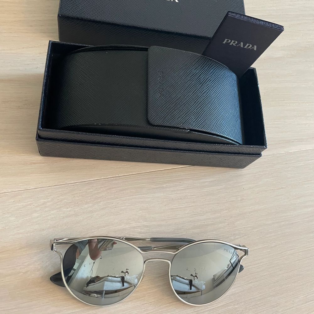 Prada solglasögon - Accessoarer | Plick Second Hand