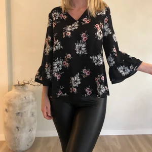Blommig blus stl 34  - Fin topp som passar vid dom flesta tillfällen! Utsvängda detaljer på armarna. Lagom tunn, passar alla årstider 👌🏼 