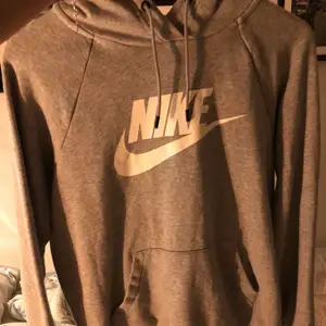 nike hoodie i superfint skick då den är andvänd ca 2 gånger,det är storlek Xs men jag som bär storlek S kan ha den!💖😀