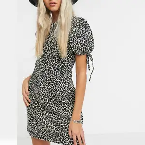 Säljer denna klänning från Topshop köpt köpt på asos! Lite tjockare mjukt typ så den passar bra på höst och vår men även sommar. Säljer då den är något stor för mig. Oanvänd💗