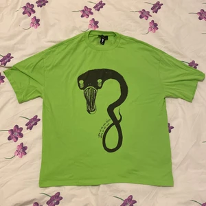 Billy Eyelash merchtröja - En Billie Eilish merch tröja från hennes andra album. Asså jag gillar denna tröja för tycker trycket e cool men jag har aldrig på mig den så därför känner jag att jag bör sälja den. Den e sjuuuuuukt oversize asså M i storlek men hamnar nästan ner på knäna för mig (är 178cm lång) 