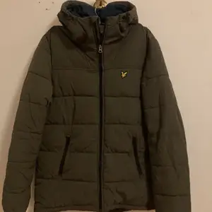 En lyle & scott jacka från förra året knappt använd inga skador💜vinter jacka