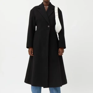 Sanne wool blend coat - Intressekoll på min kappa från weekday! Figursydd yllekappa, storlek 40 och passar mycket bra på mig som är en 36!  slutsåld överallt, nypris 1600 på weekday och 1900 på asos! Säljer då jag halvt impulsköpte den😅 använd 3 gånger 😋